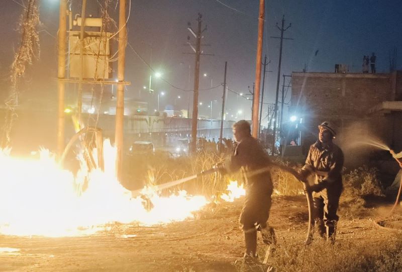 यूपी के कानपुर देहात में सीएनजी की लाइन, फैक्ट्री में लगी आग