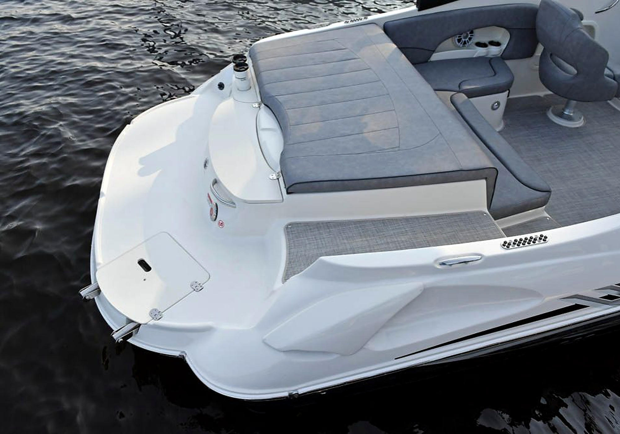 Stingray 215 LR Wake - View 3