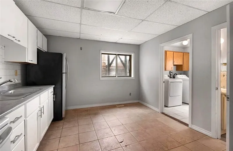 Photo 5 of 736 University E, Unit 3
