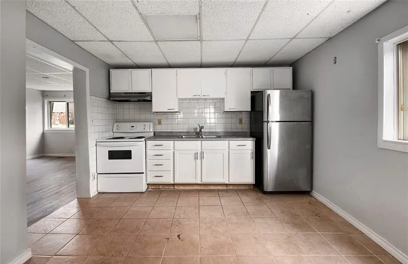 Photo 6 of 736 University E, Unit 3