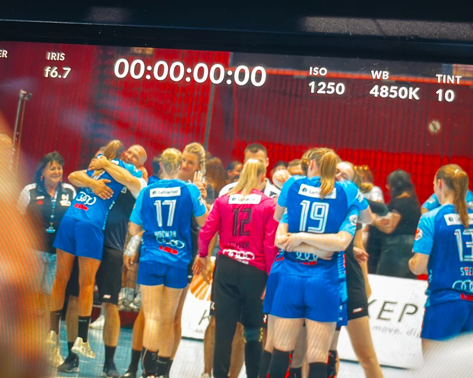 Kameramonitor beim Dreh in der Halle: Spielerinnen der Sport-Union Neckarsulm umarmen sich auf dem Feld