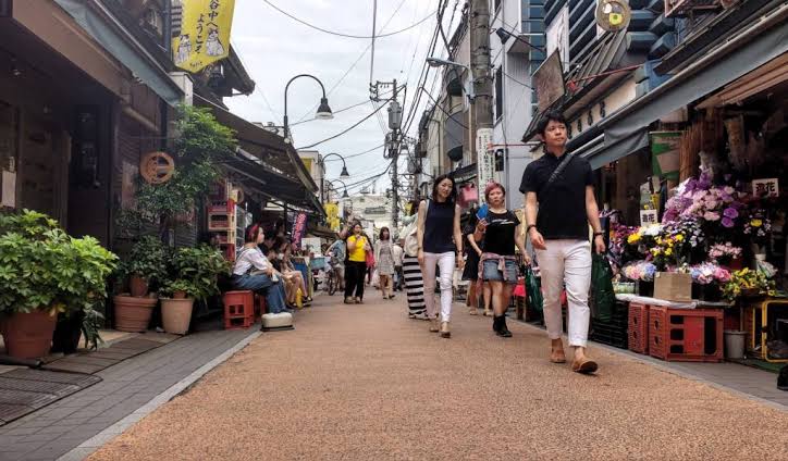 Walk Yanaka before sunset — image 1
