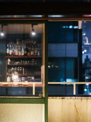 藍色の空の下、月を見て君を思う