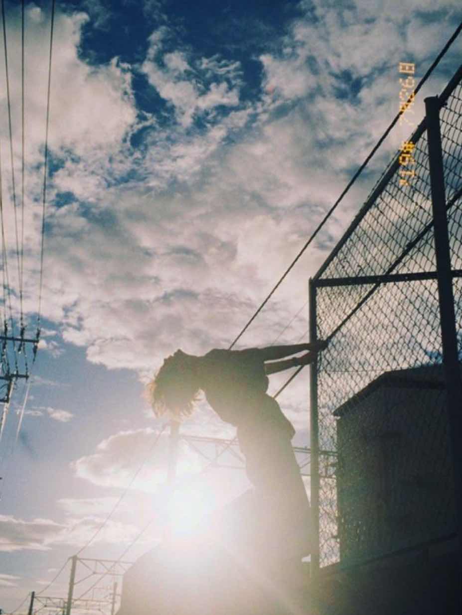 金髪短髪無愛想。