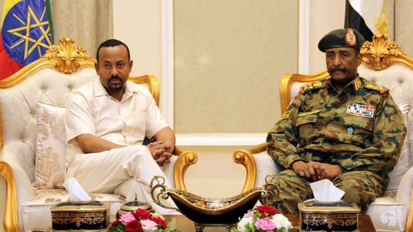 Kaynak: Reuters - Sudan Egemenlik Konseyi Başkanı ve ordunun Başkomutanı Abdülfettah el-Burhan(sağda), Etiyopya Başbakanı Abiy Ahmed (solda)