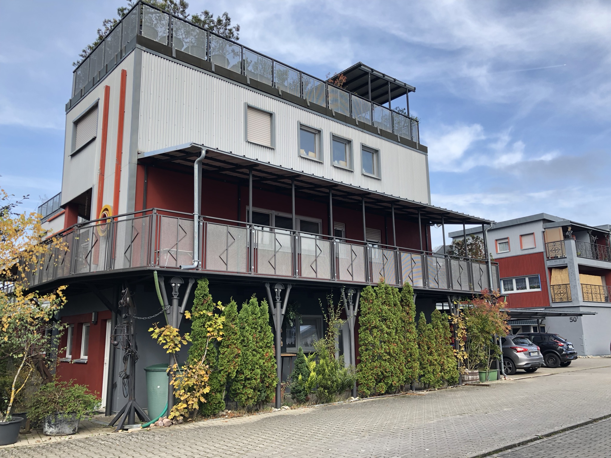 Mehrfamilienhaus mit 18 Wohneinheiten und großer Werkstatt