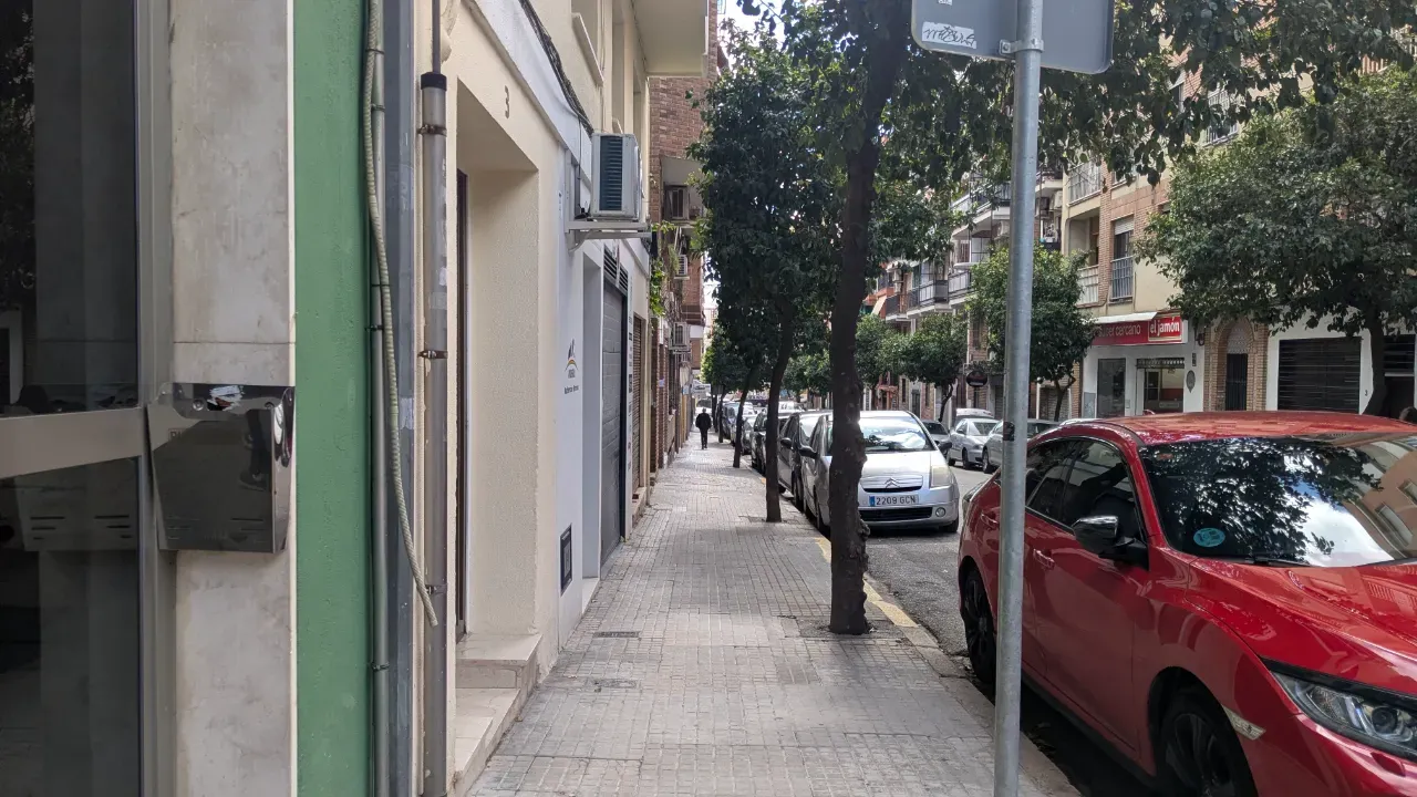 Calle Marruecos deteriorada Calle Marruecos, Ciudad Jardín, Córdoba, mostrando acera deteriorada con baldosas rotas y zonas hundidas. Necesita renovación urgente.