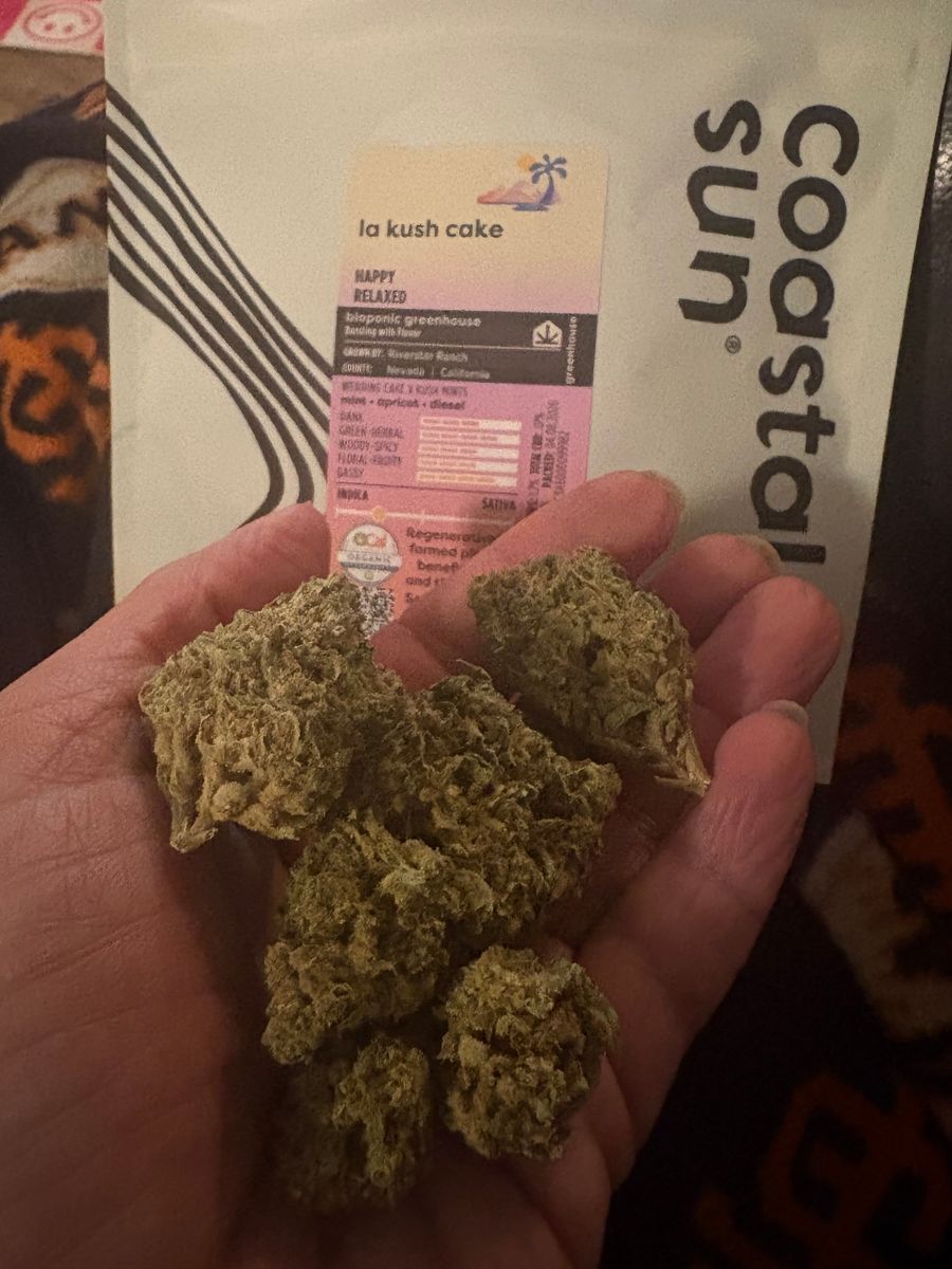 Coastal Sun: La Kush Cake