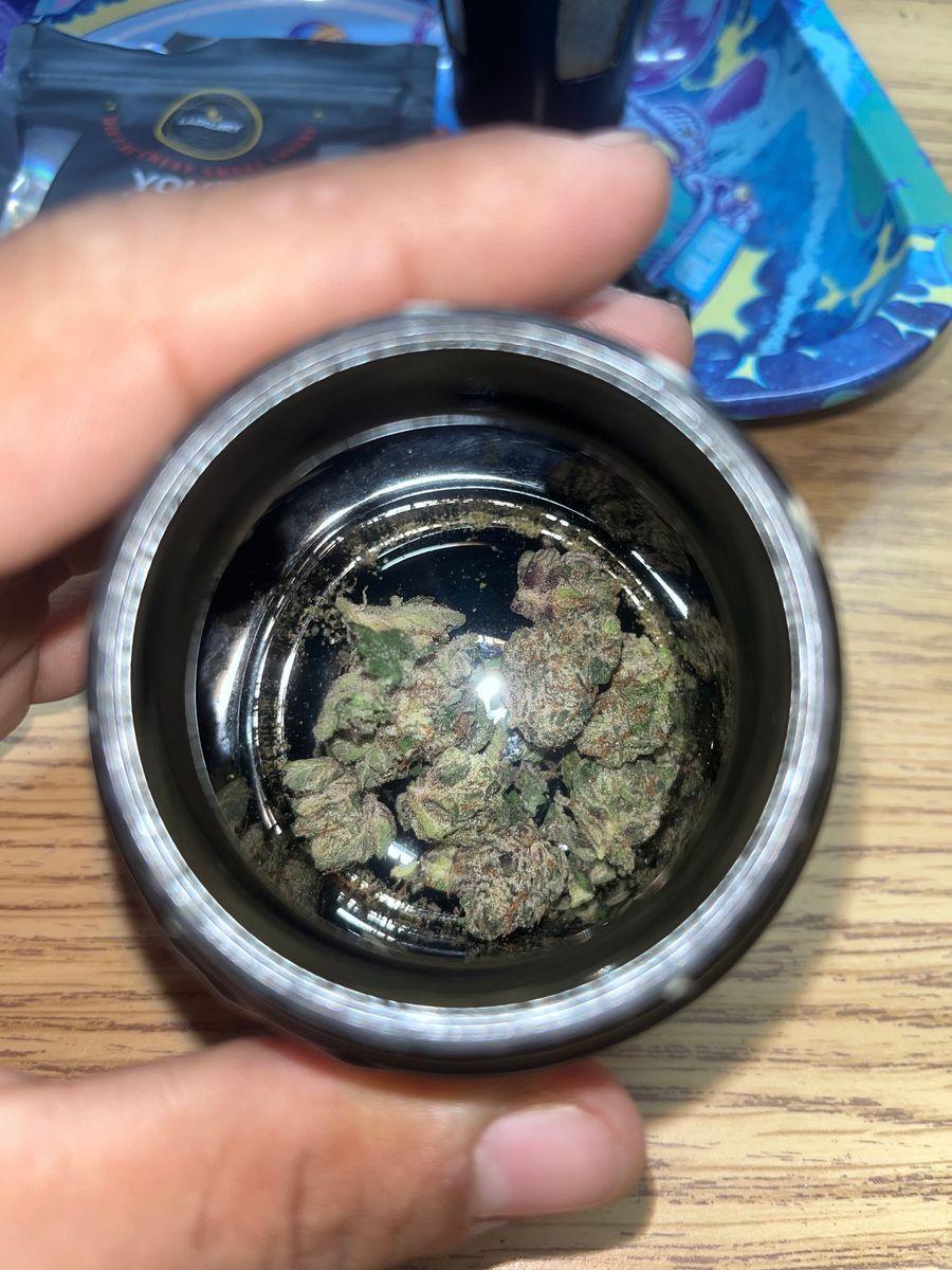 District Cannabis: Facetz