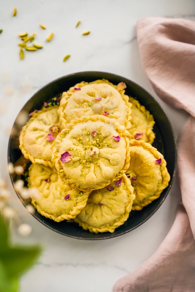 Kolompeh (Persian Date Cookie)