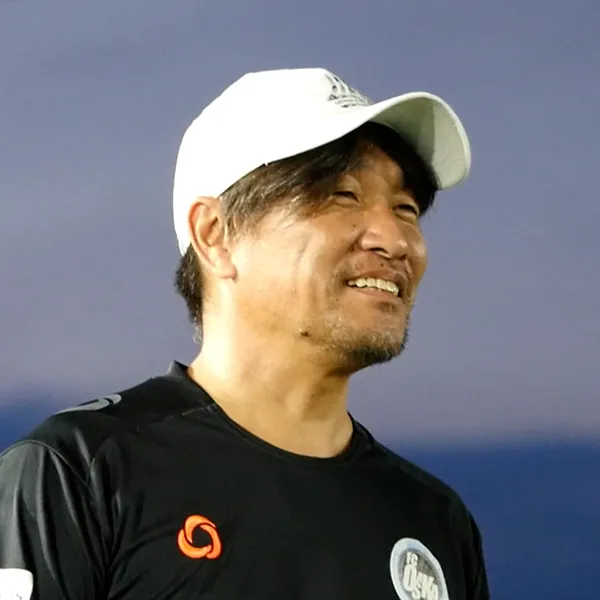 川末真生さんの上半身を正方形にトリミングした写真