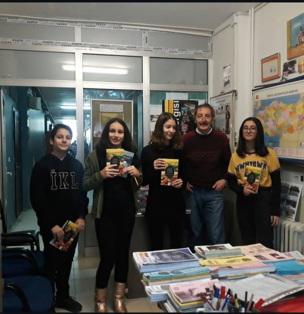 Nusret Karaca ve Öğrencileri/
İKL(İstanbul Kadıköy Lisesi) Basın-Yayın-İletişim Kulübü Odası
