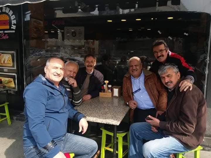 Silahtarağa Emniyettepe'ye bir ziyaret karesi.
Semt arkadaşlarıyla sohbet