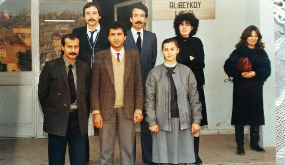 Nusret Karaca(Arka tarafta ayakta ) Alibeyköy Lisesi Öğretmenliğinden