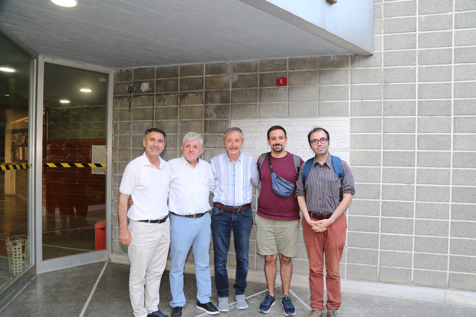 "Bir Tadımlık Haliç" Söyleşisi sonrası.
Öğrrncilerim:Yıldıray Eser,Yalçın Aydemi(Alibeyköy Lisesi),Gökay Çağlar,Sezgin Korcun (İstanbul Kadıkķy Lisesi)
18 Haziran 2026 Perşembe Taksim.Atatürk Kitaplığı