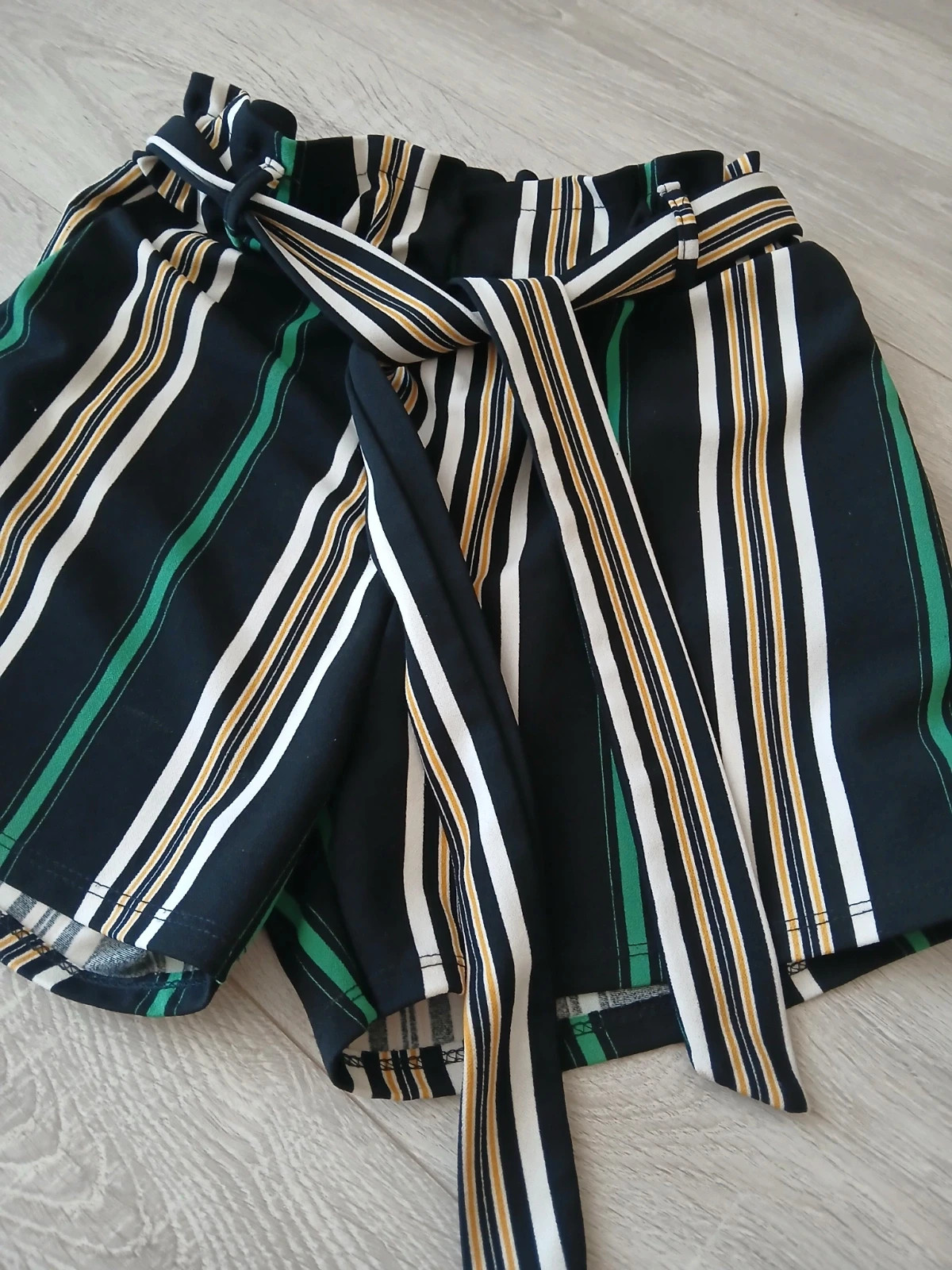 Újszerű csíkos gumis rövidnadrág S-M 🖤💚 2