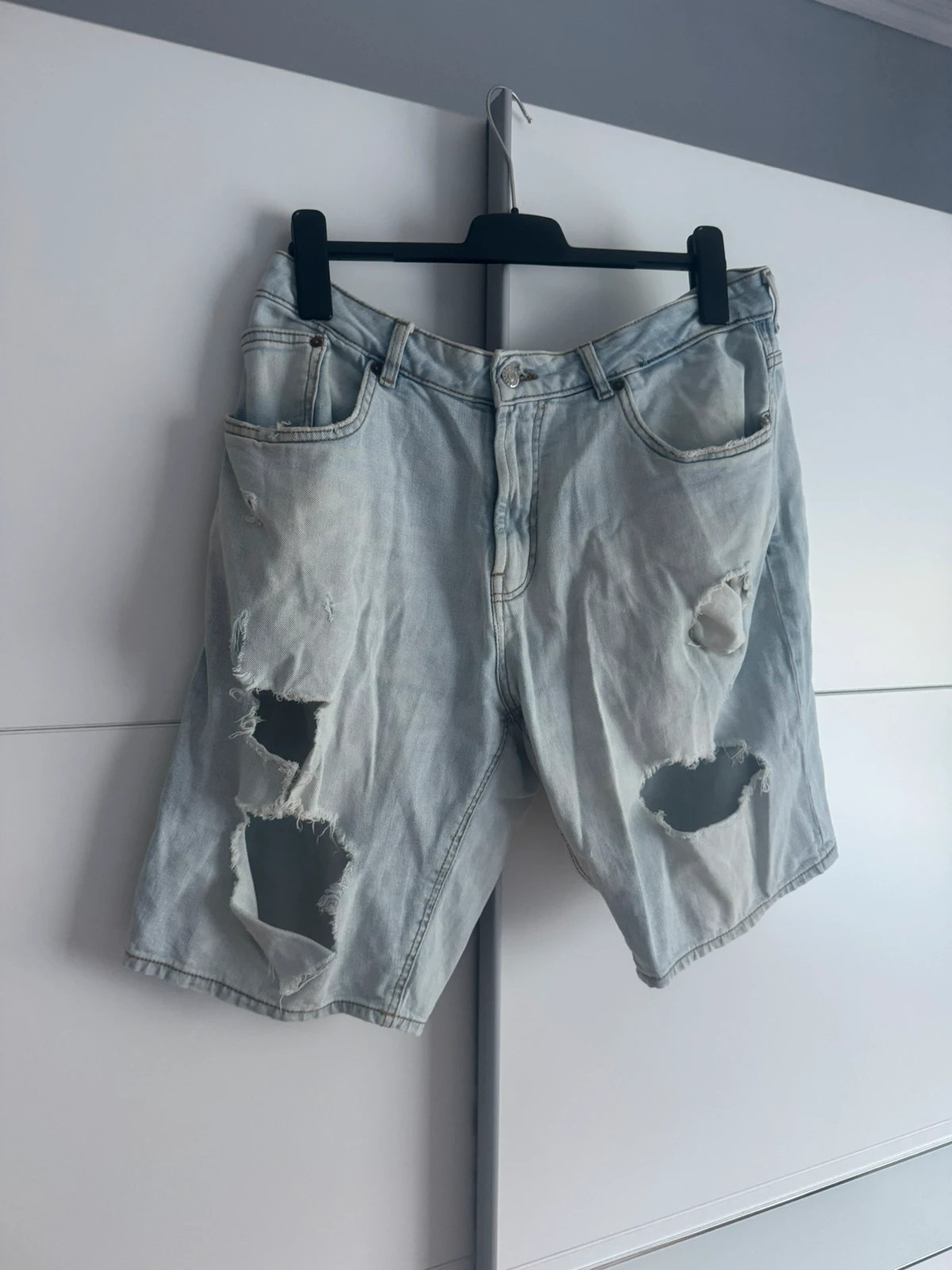 Pull & Bear világoskék szaggatott farmer rövidnadrág 1