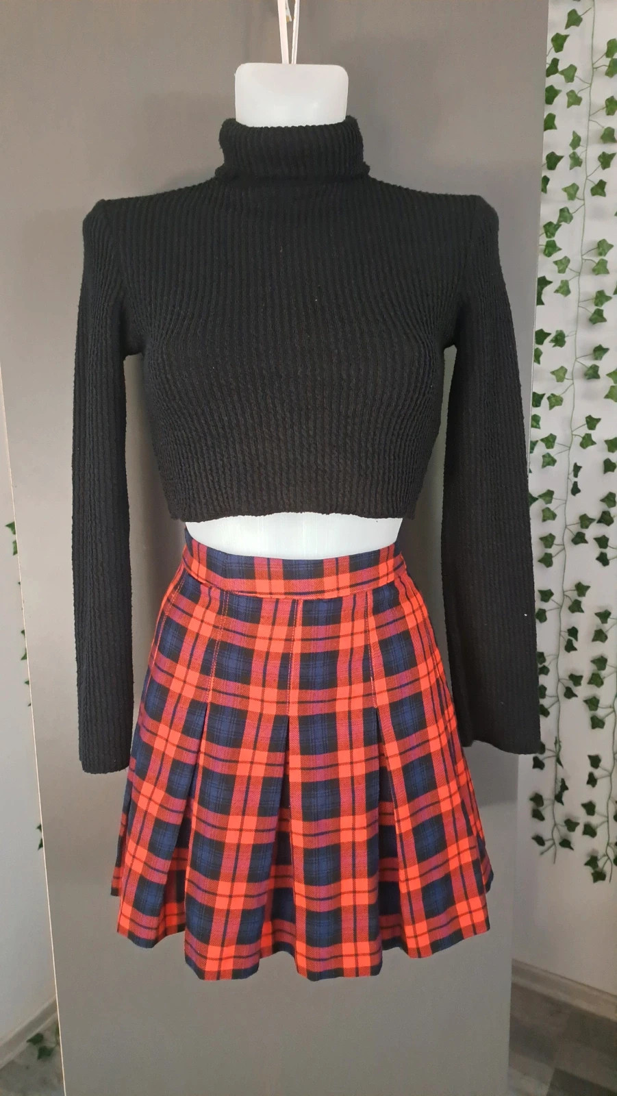 Piros kockás rakott szoknya+ Bershka fekete bordázott crop garbó szett S-M méretre 1