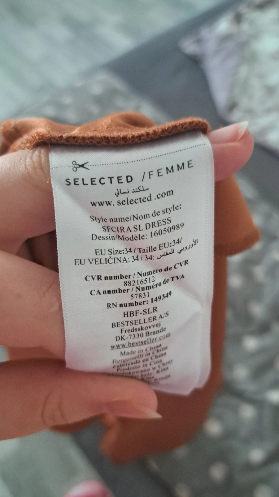 Selected Femme barna elegáns átlapolós és zsebes midiruha 3