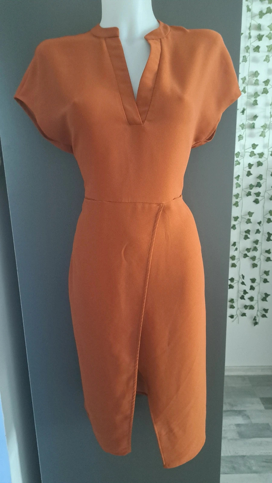 Selected Femme barna elegáns átlapolós és zsebes midiruha 1