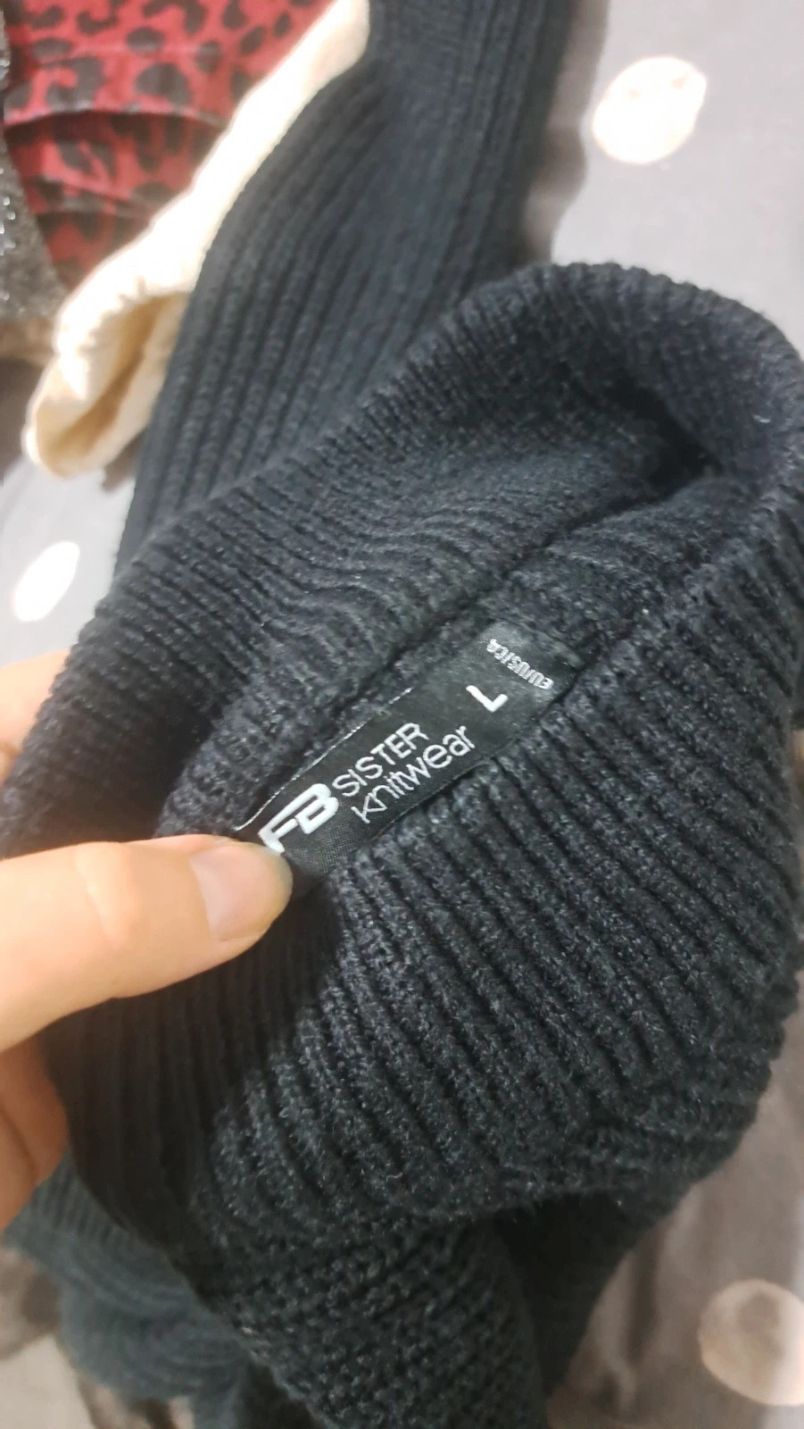 Fekete kötött pulóver+szürke kígyómintás cipzáros szoknya szett M méretre 3