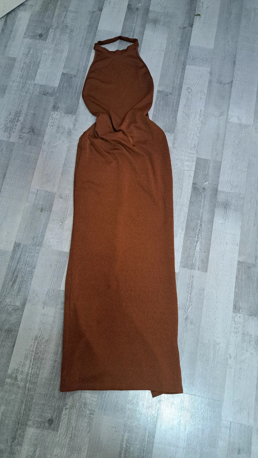 Barna kivágott hátú popsikiemelős halter maxiruha 2