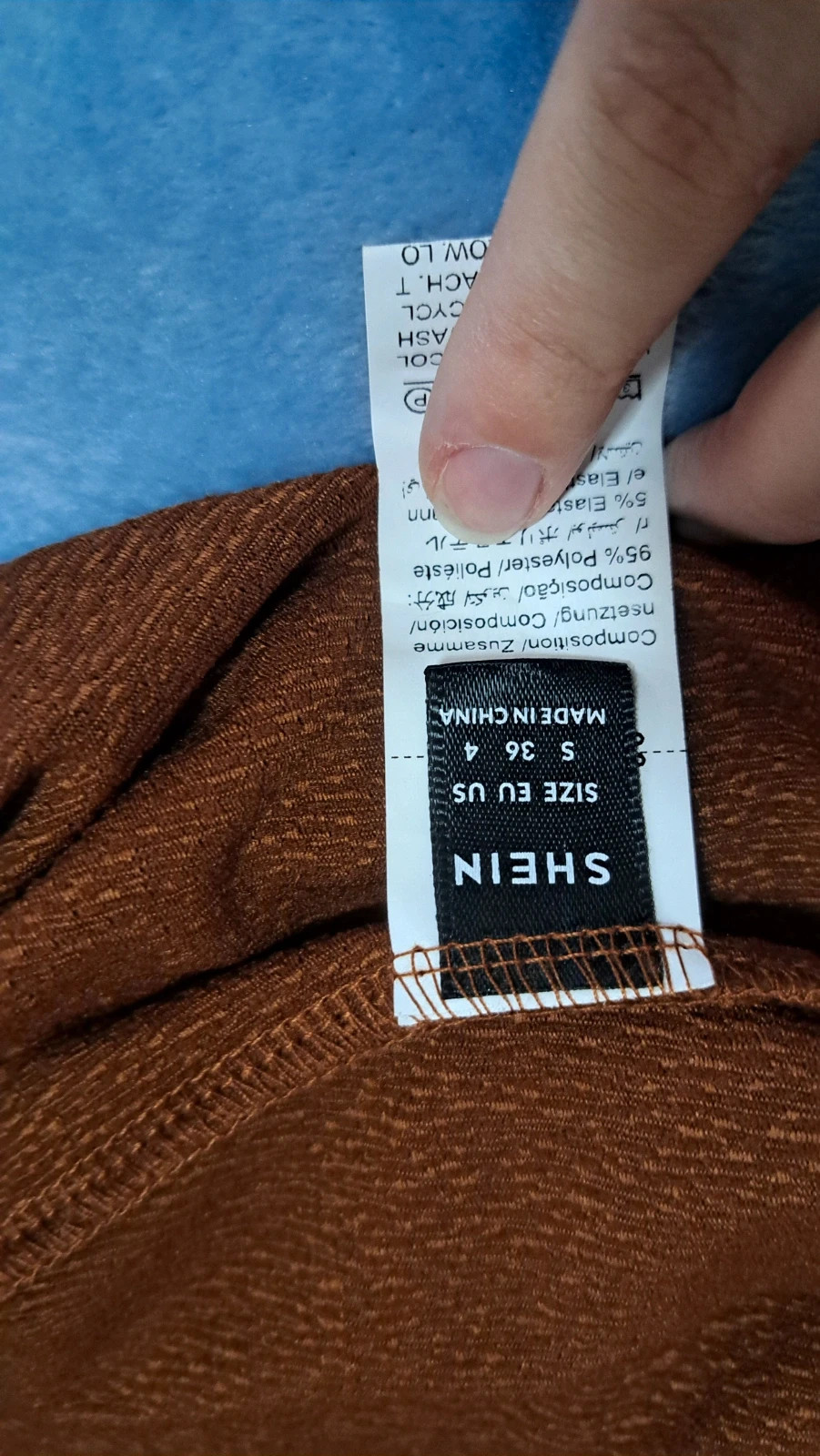 Barna kivágott hátú popsikiemelős halter maxiruha 4