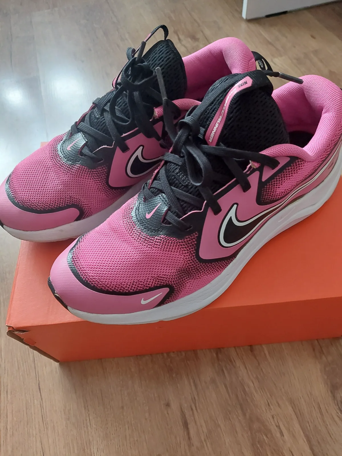 Nike futócipő pink-fekete-fehér 3