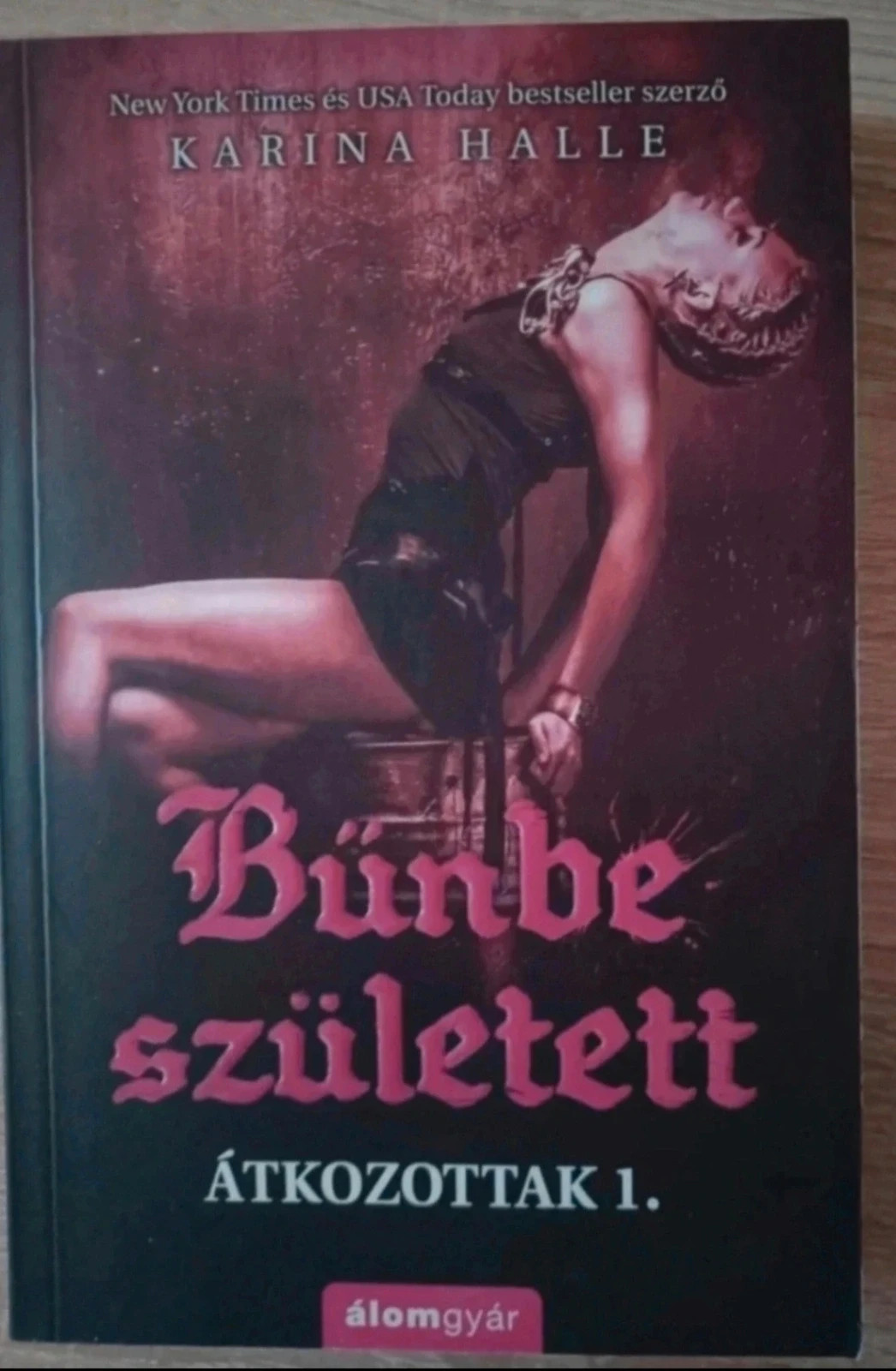 Új! Karine Halle - Bűnbe született 1