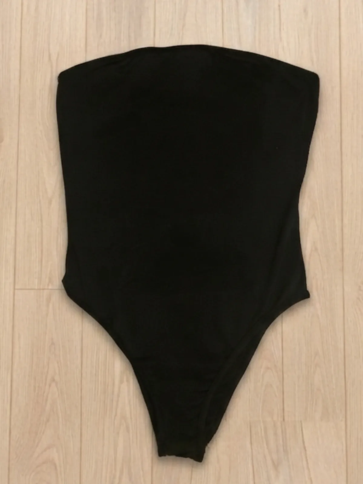 Fekete pánt nélküli body 3