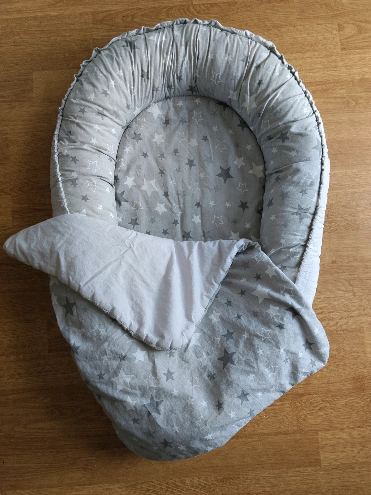 New Baby csillagos szürke babafészek takaróval 1
