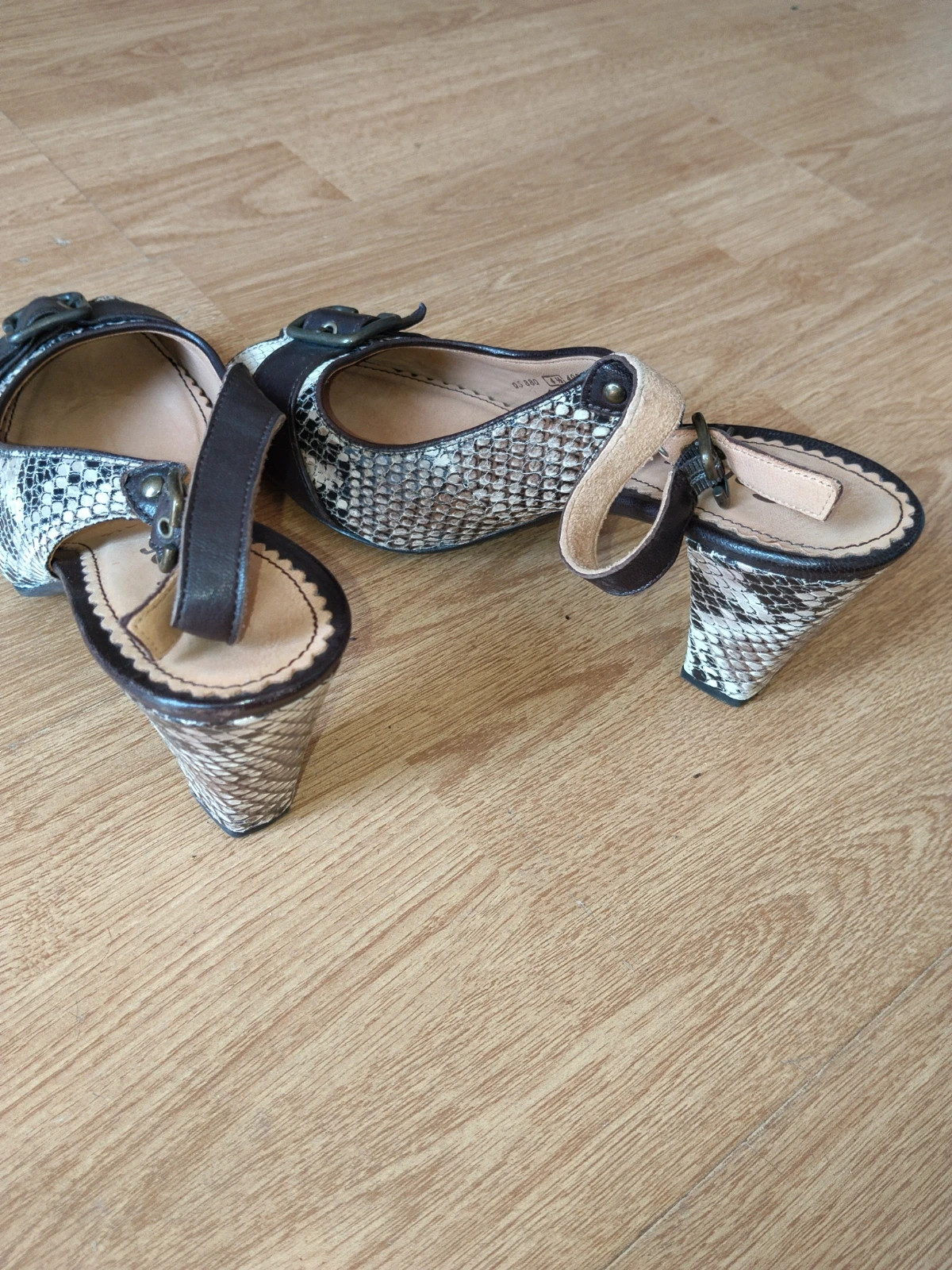 Gabor kígyóbőr mintájú magassarkú szandál 3