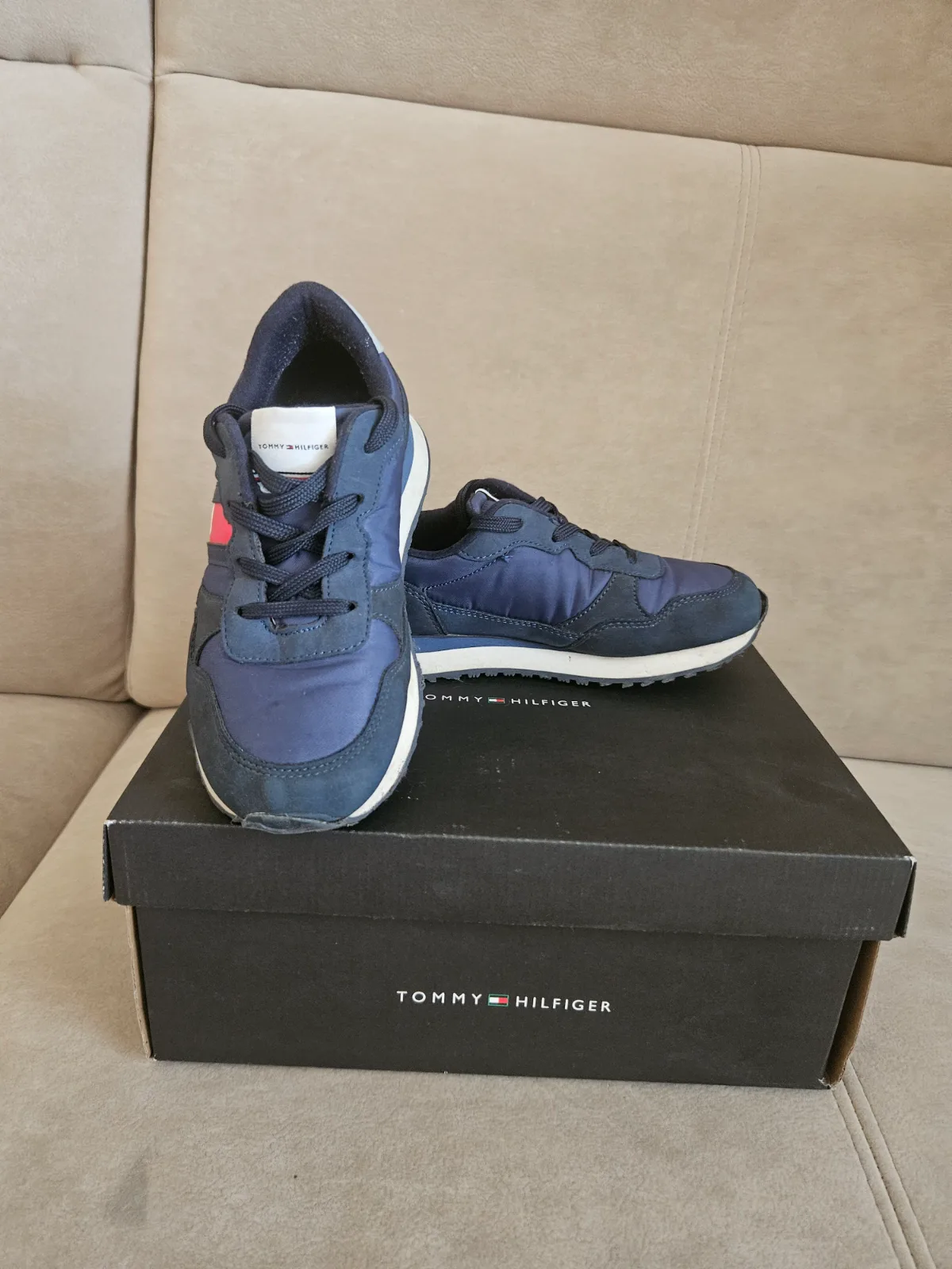 Tommy hilfiger 30/31-es fiú cipö 1