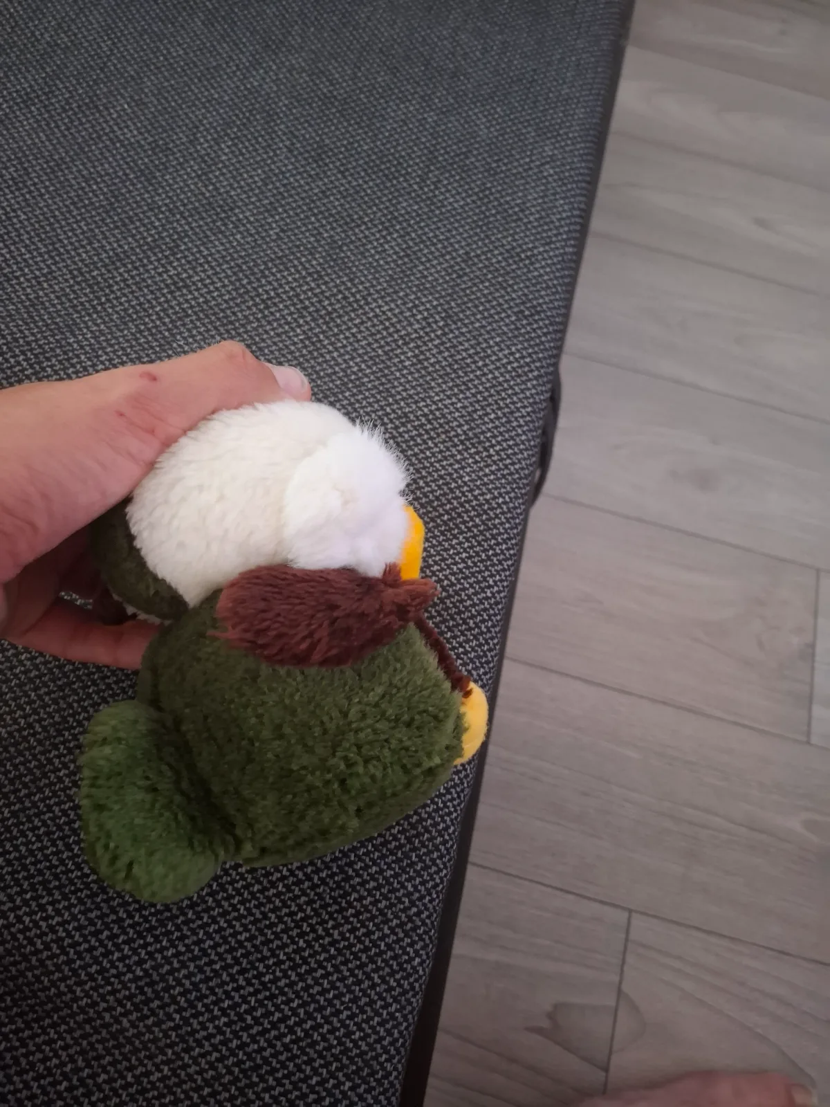 Plüss sas figura - fehér, sárga és barna 2