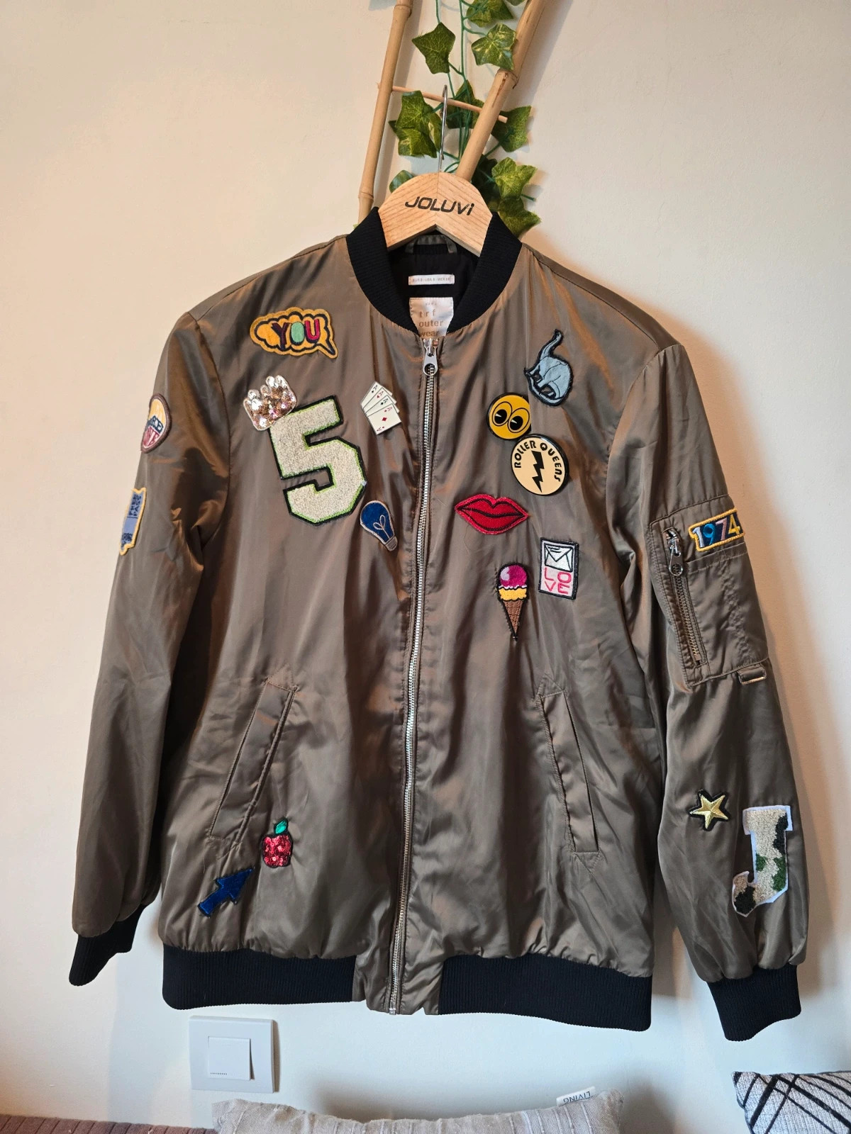 Chaqueta Bomber Verde Caqui con Parches Parches y Bordados Zara TRF | Talla S 1
