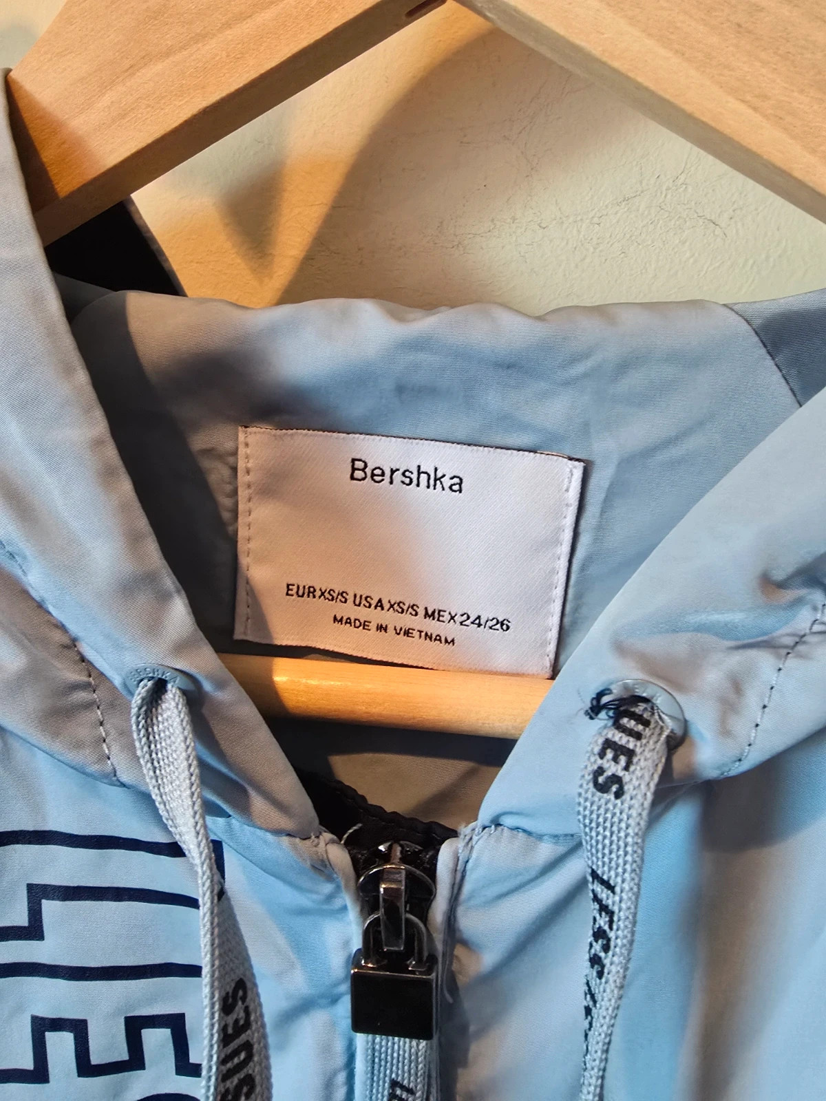 Chaqueta cortavientos azul de Bershka-talla XS/S 3