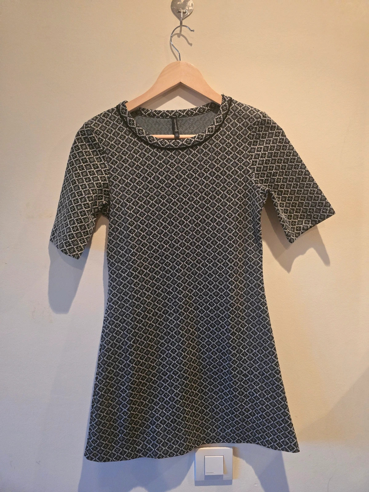 Vestido corto jacquard geométrico con hilo metalizado Stradivarius-talla S 1