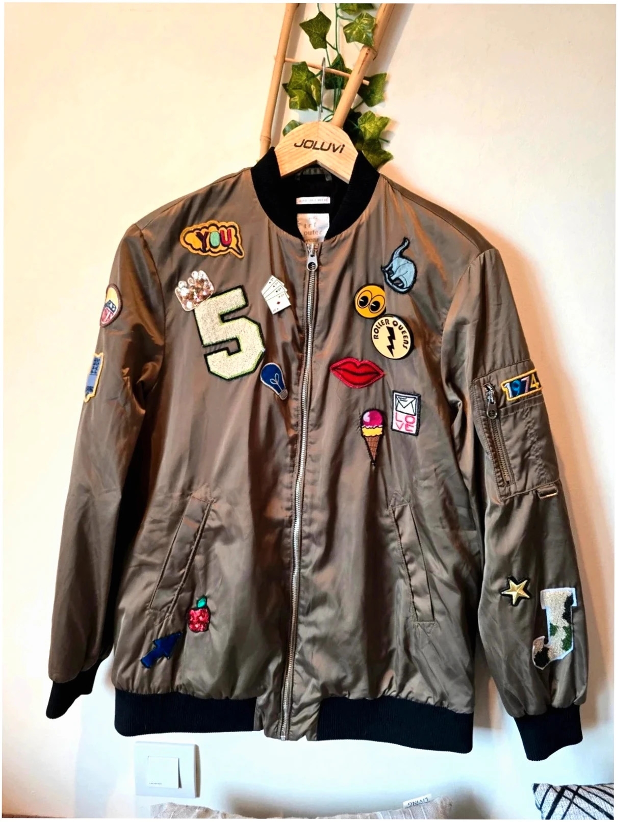 Chaqueta Bomber Verde Caqui con Parches Parches y Bordados Zara TRF | Talla S 1
