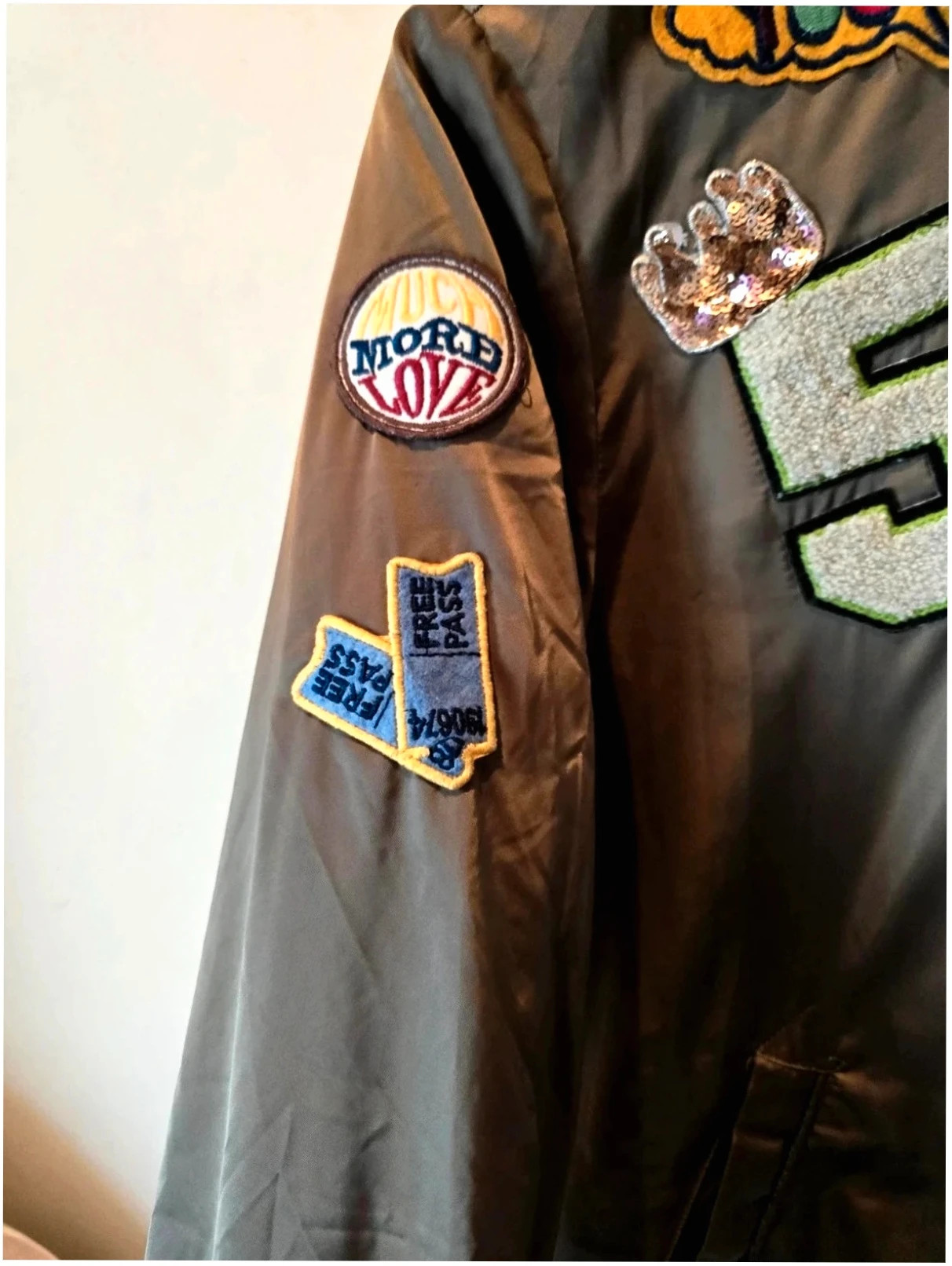 Chaqueta Bomber Verde Caqui con Parches Parches y Bordados Zara TRF | Talla S 3
