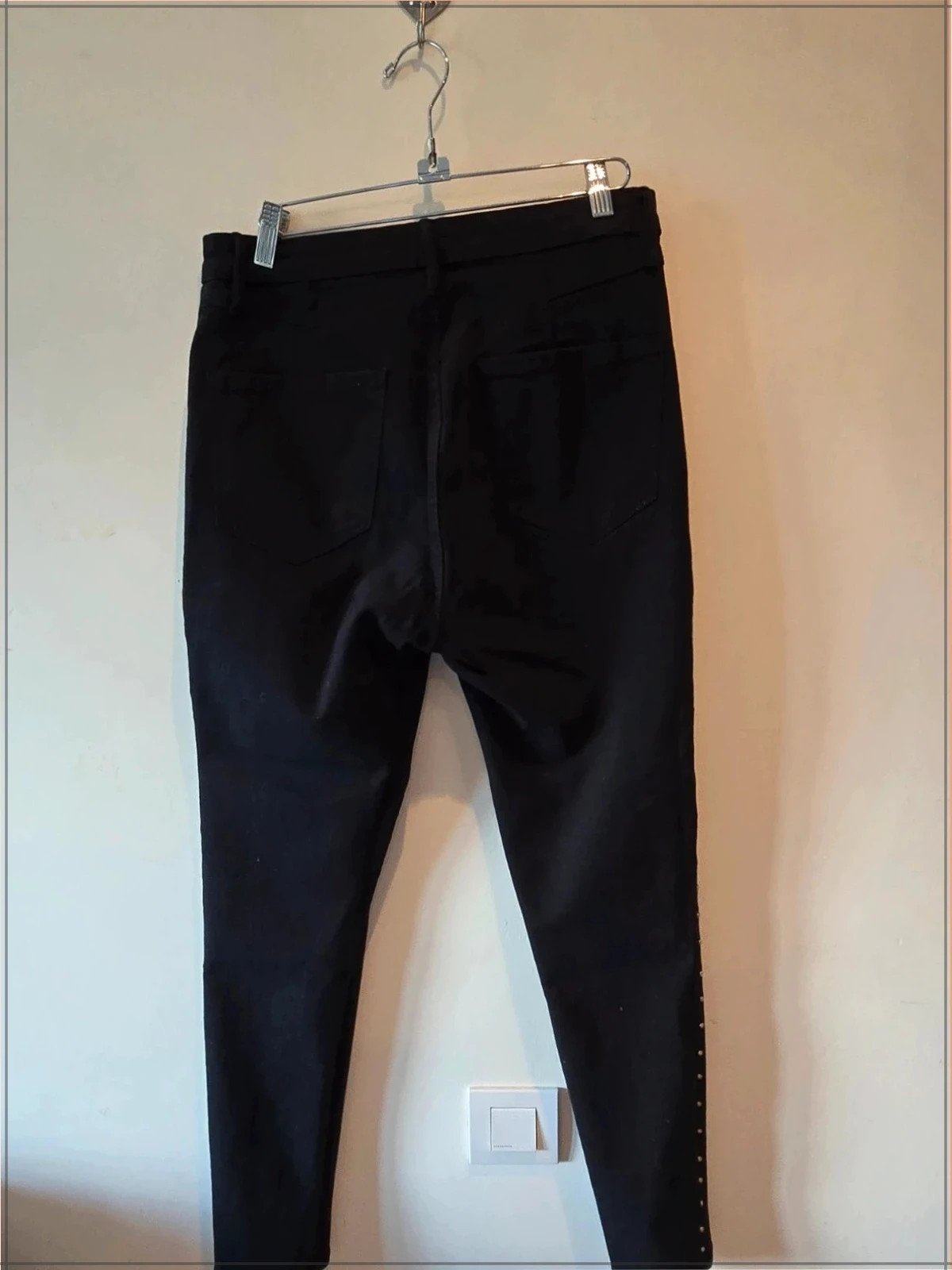 Pantalones Vaqueros Negros Skinny con Tachuelas Laterales - Bershka (Talla 42) 2