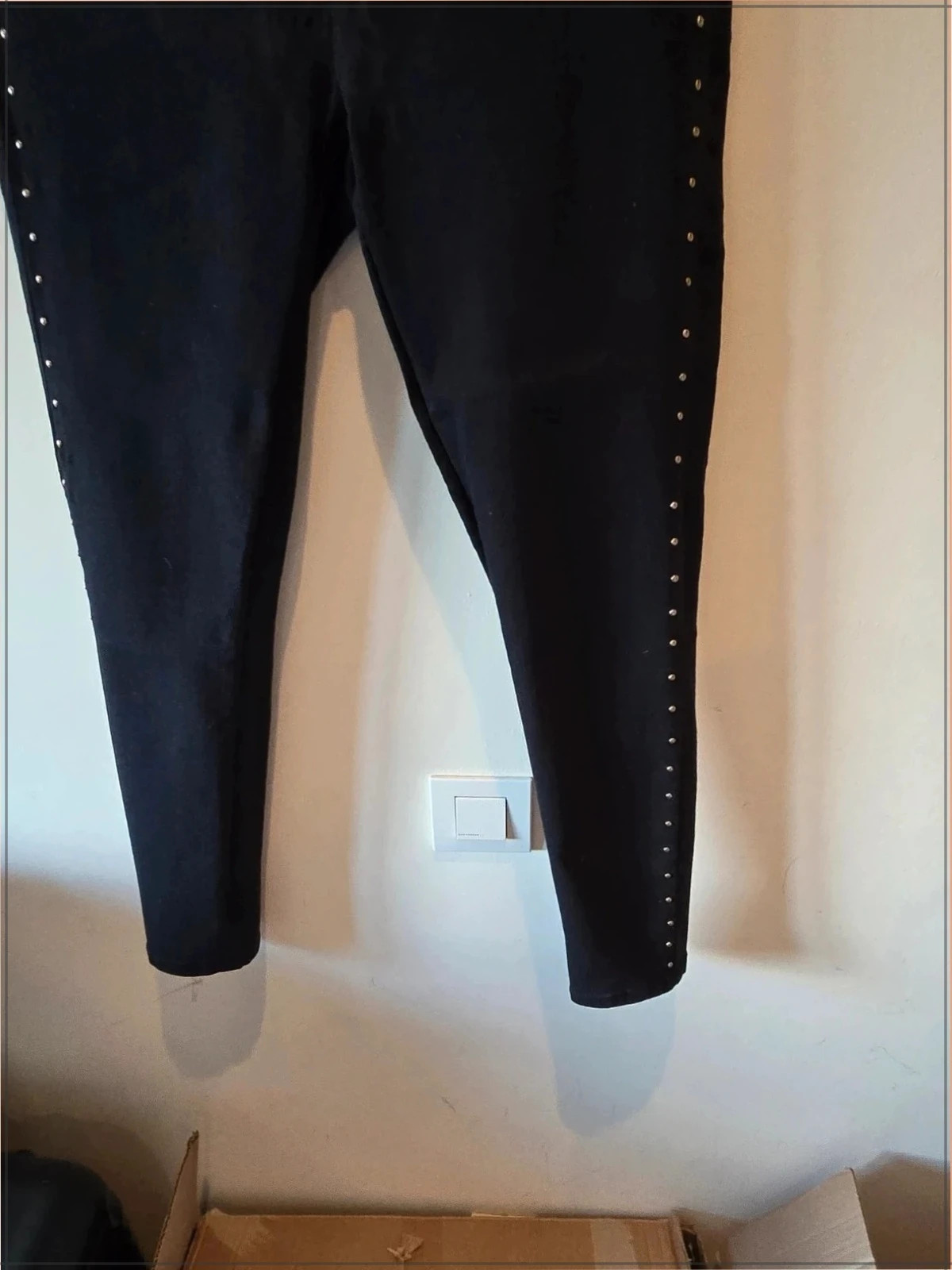 Pantalones Vaqueros Negros Skinny con Tachuelas Laterales - Bershka (Talla 42) 4