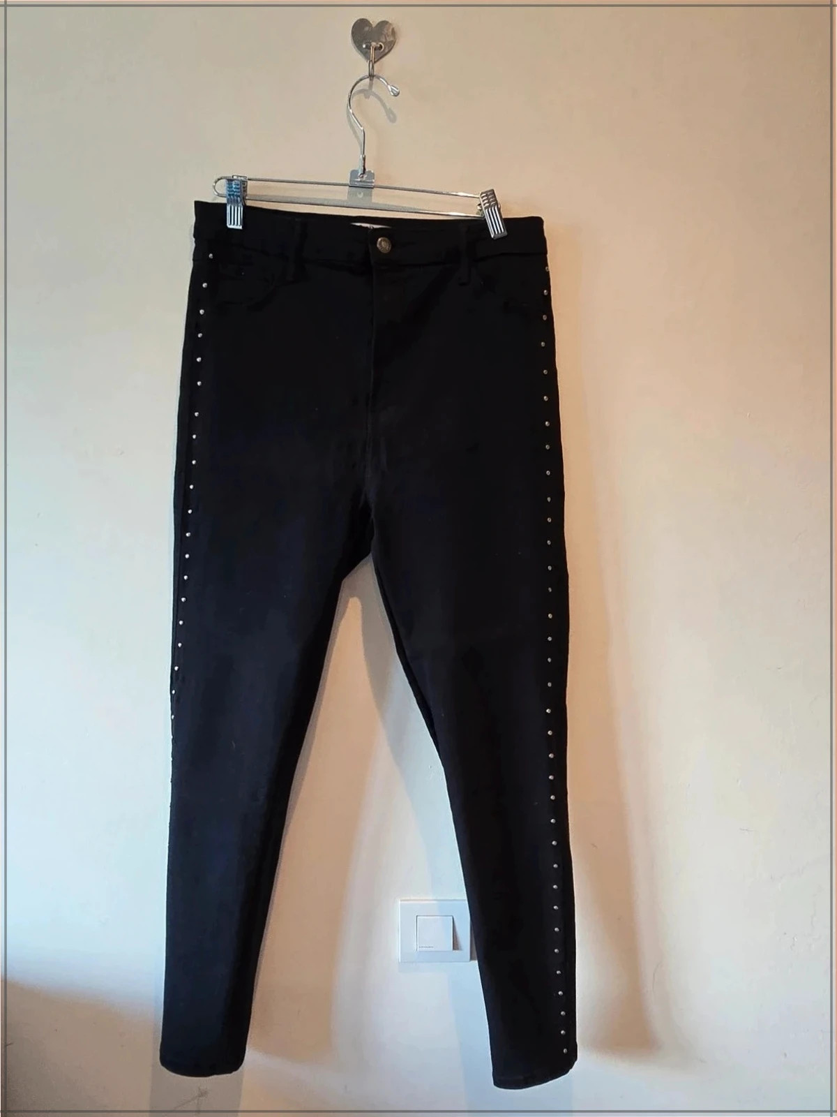 Pantalones Vaqueros Negros Skinny con Tachuelas Laterales - Bershka (Talla 42) 1