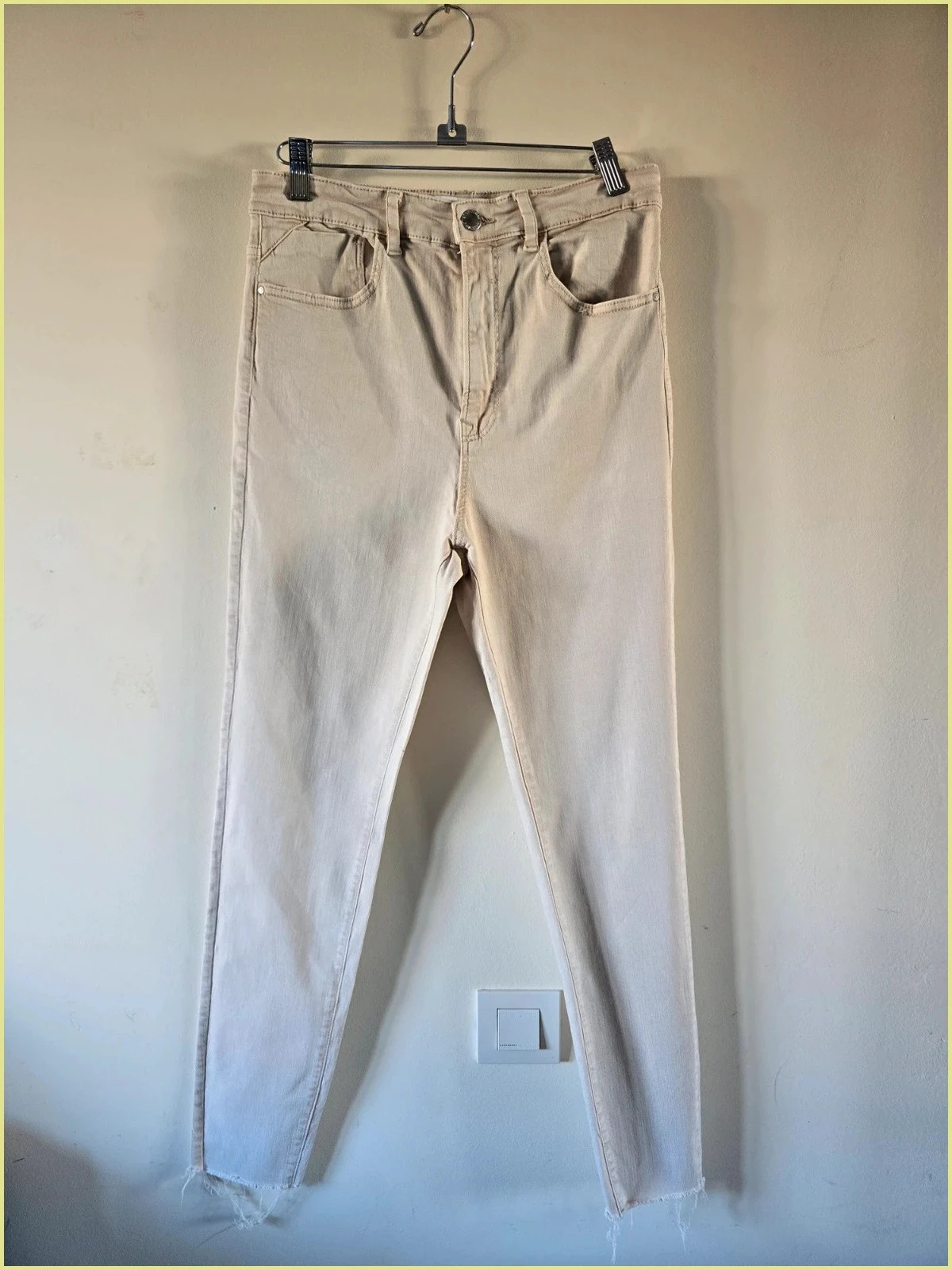 Pantalon denim beige de Stradivarius,-talla 42 1
