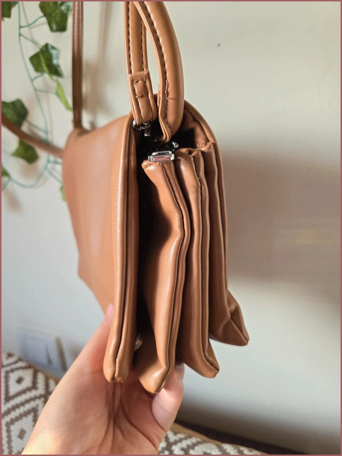 Bolso bandolera camel Stradivarius múltiples compartimentos 3
