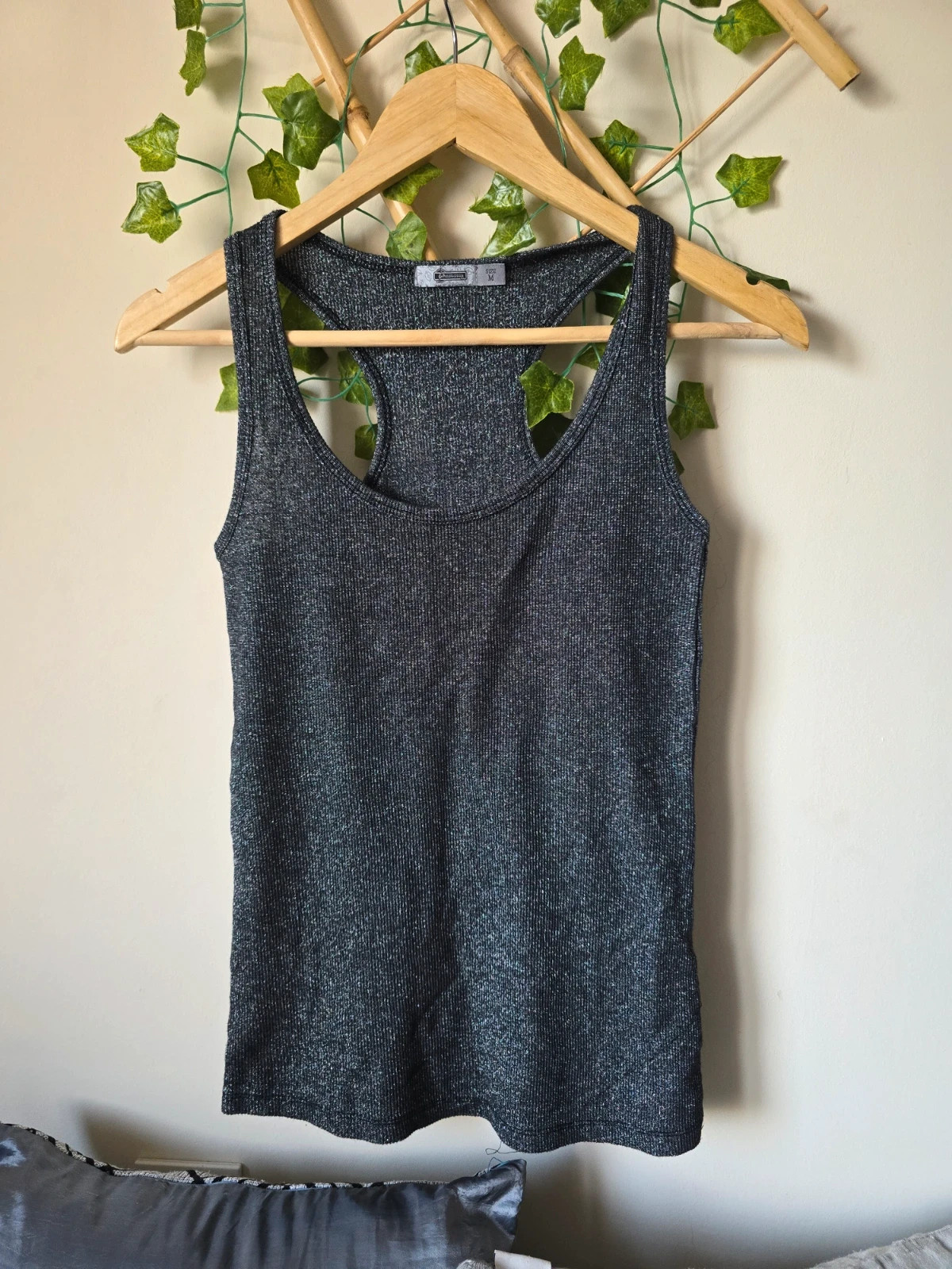 Top gris oscuro con brillantes Stradivarius 1