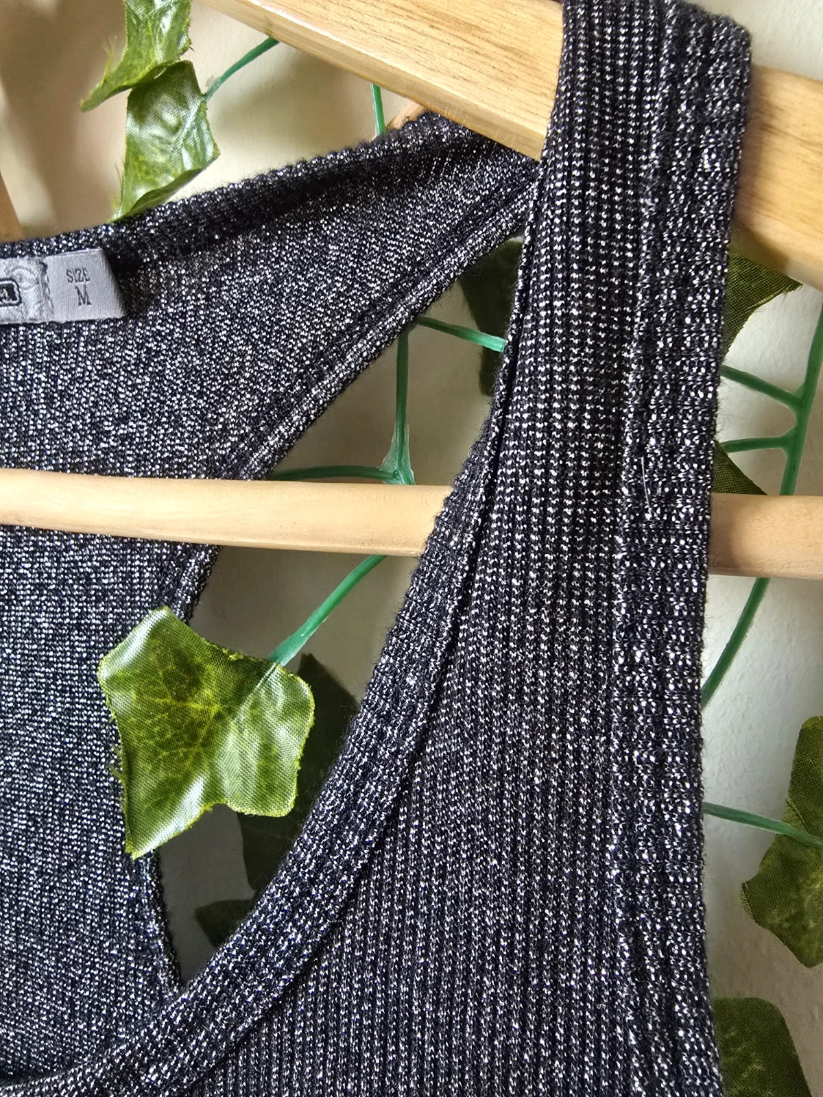 Top gris oscuro con brillantes Stradivarius 3