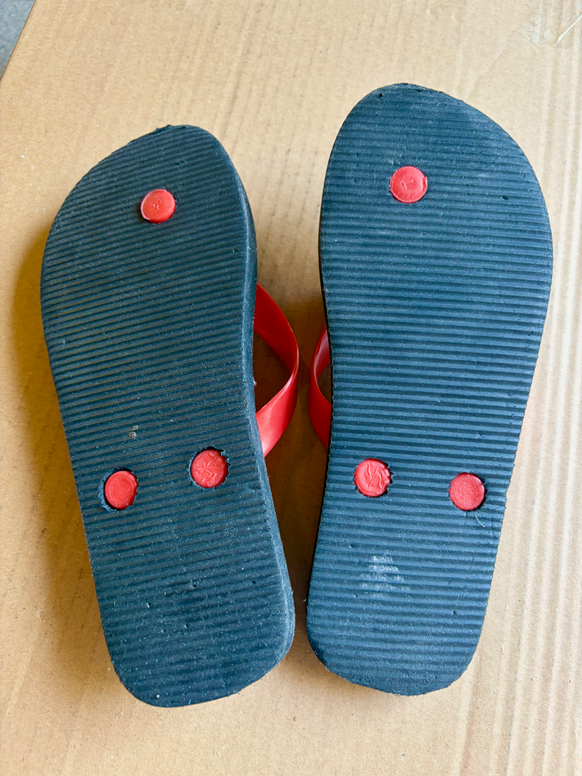 Piros-fekete flip-flop papucs 2