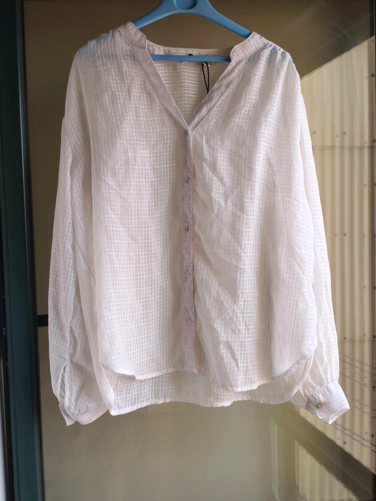 Blusa Lefties ligera semitransparente beige con textura cuadrillé 1