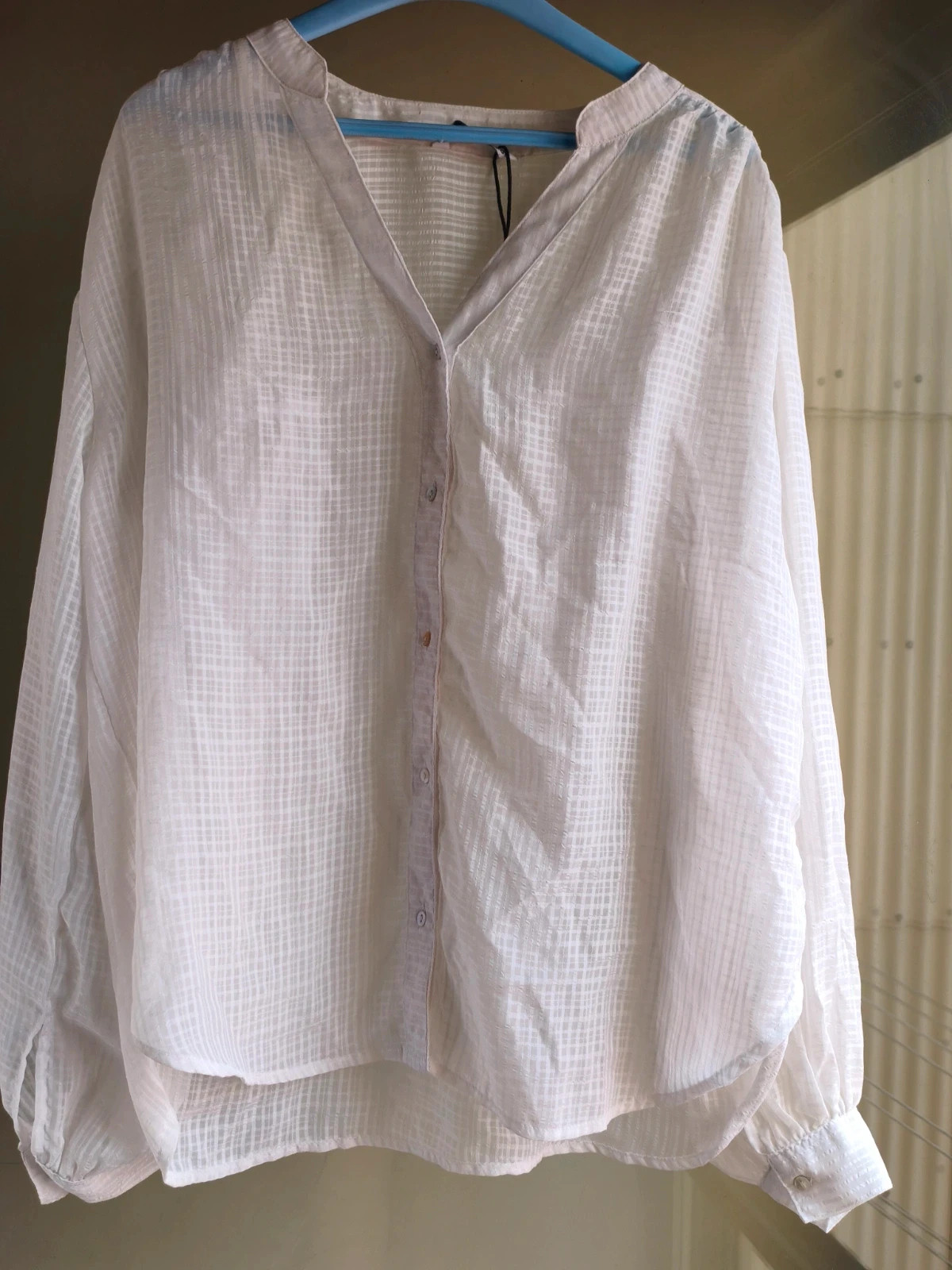 Blusa Lefties ligera semitransparente beige con textura cuadrillé 2