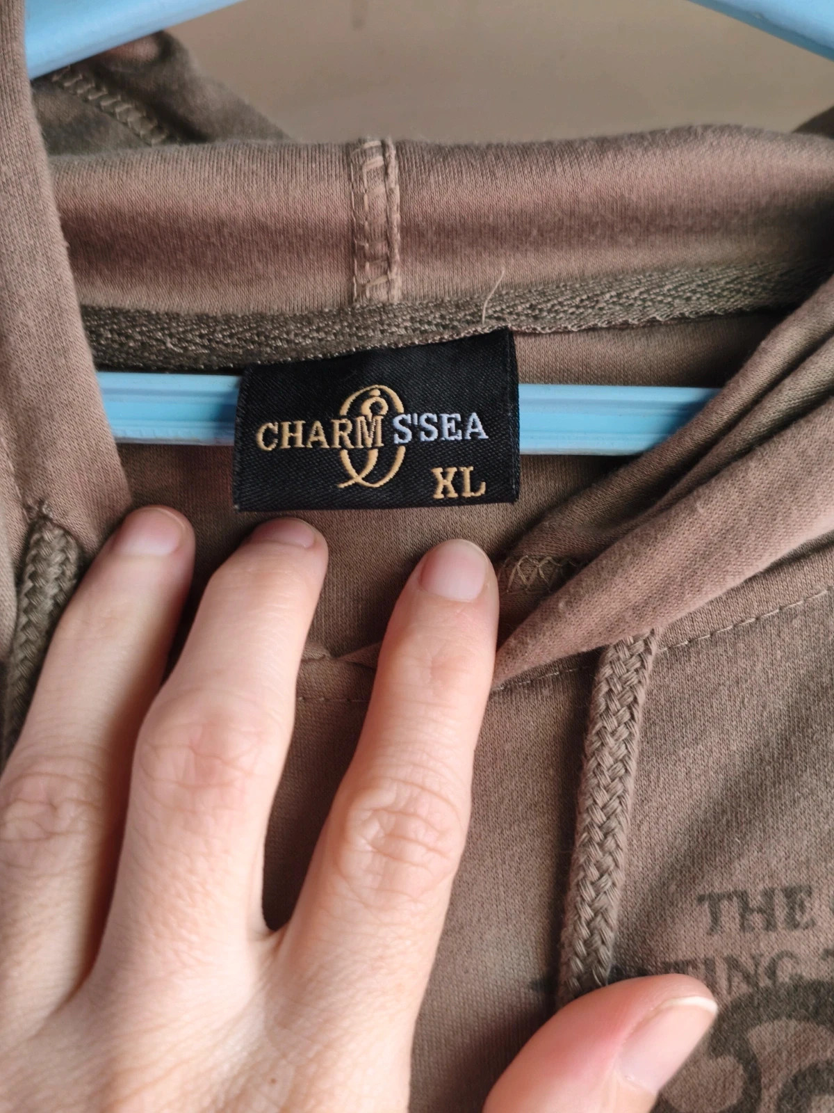 Sudadera marrón streetwear con diseño gráfico y mangas beige 3